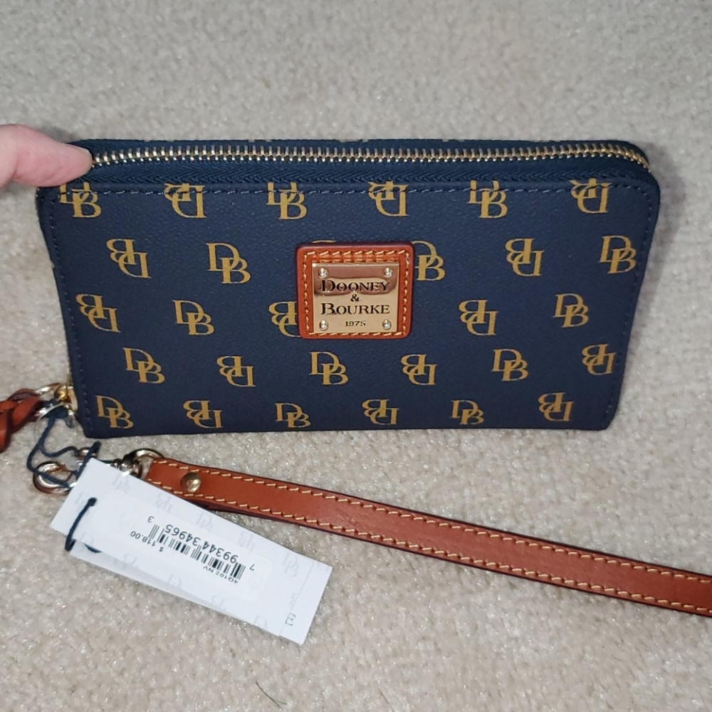 NWT Dooney & Bourke Zip Wristlet